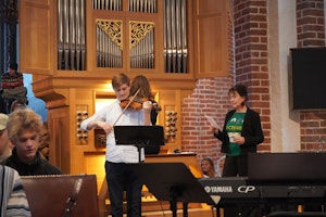 elev spiller violin i Roskilde Domkirke