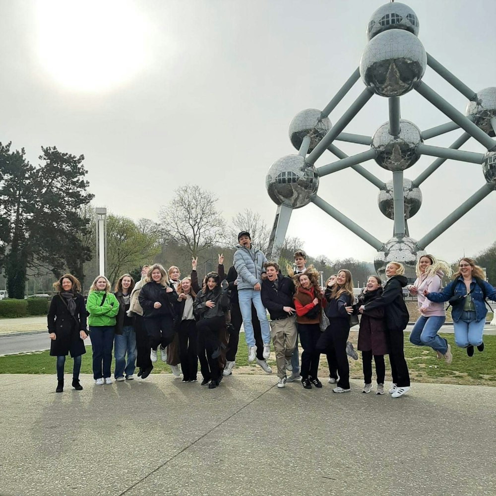 Fællesbillede af hoppende klasse i Bruxelles foran Atomium