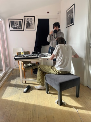 To musikelever indspiller et nummer i en solstribe på hotelværelse i Lissabon
