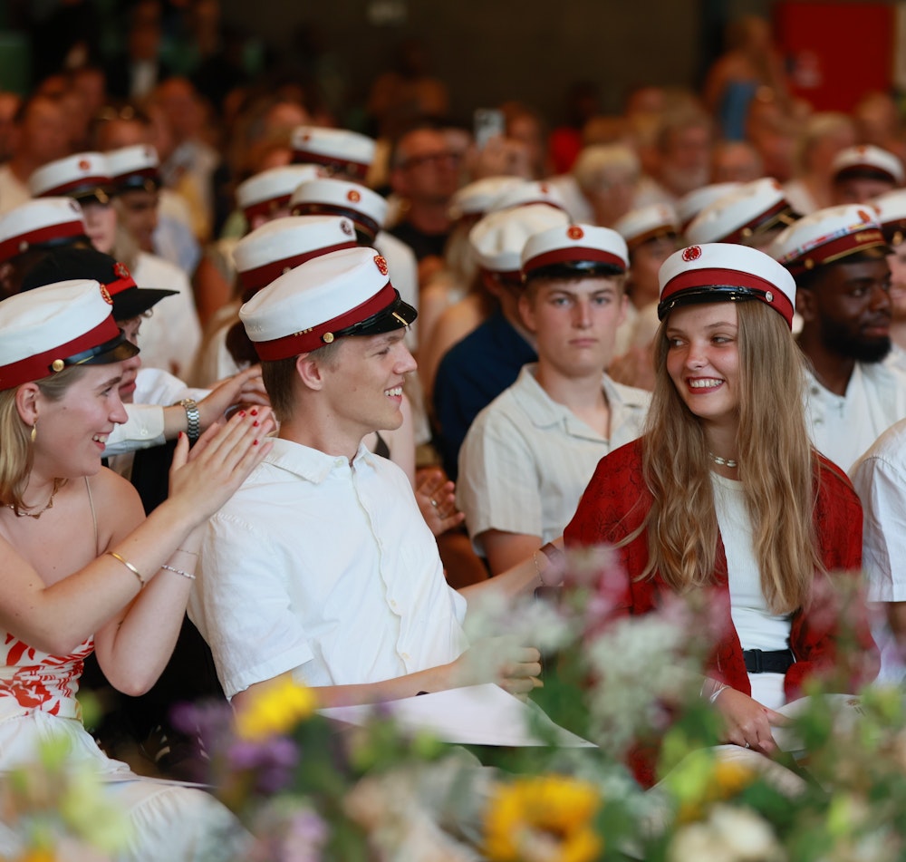 Studenter smiler til hinanden ved translokation på Roskilde Katedralskole
