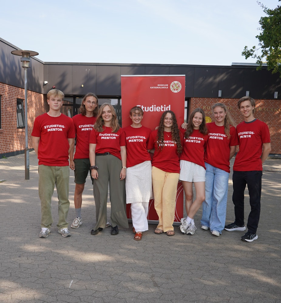 Fællesbillede af de 8 studietidsmentorer for årgang 24/25