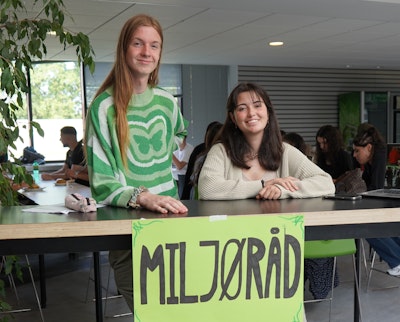 Billede af to elever fra miljørådet ti l udvalgsmarkdsplads