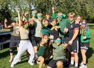Fællesbillede af en klasse til aktivitetsdag, der er klædt ud som ninja turtles