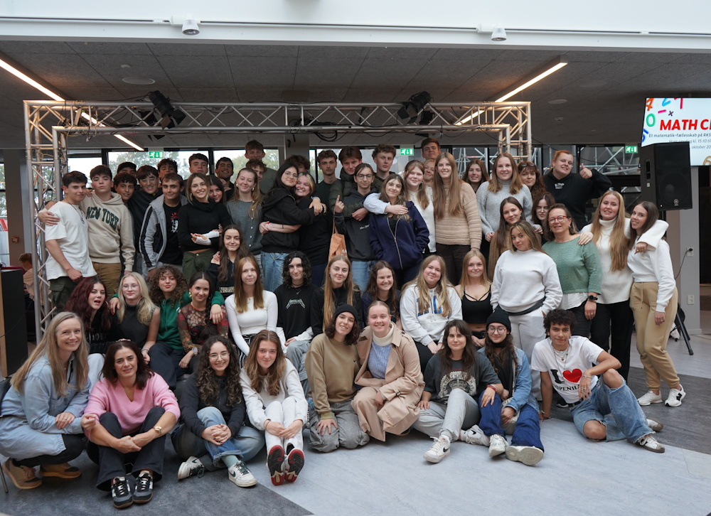 Fællesbillede af 2.b sammen med udveklingsstudenterne fra Granada