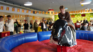 Billede fra studietursfestivalen hvor en dreng sidder på en rodeotyr