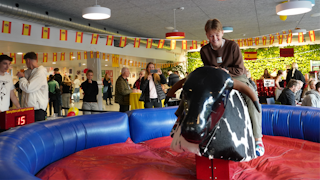 Billede fra studietursfestivalen hvor en dreng sidder på en rodeotyr