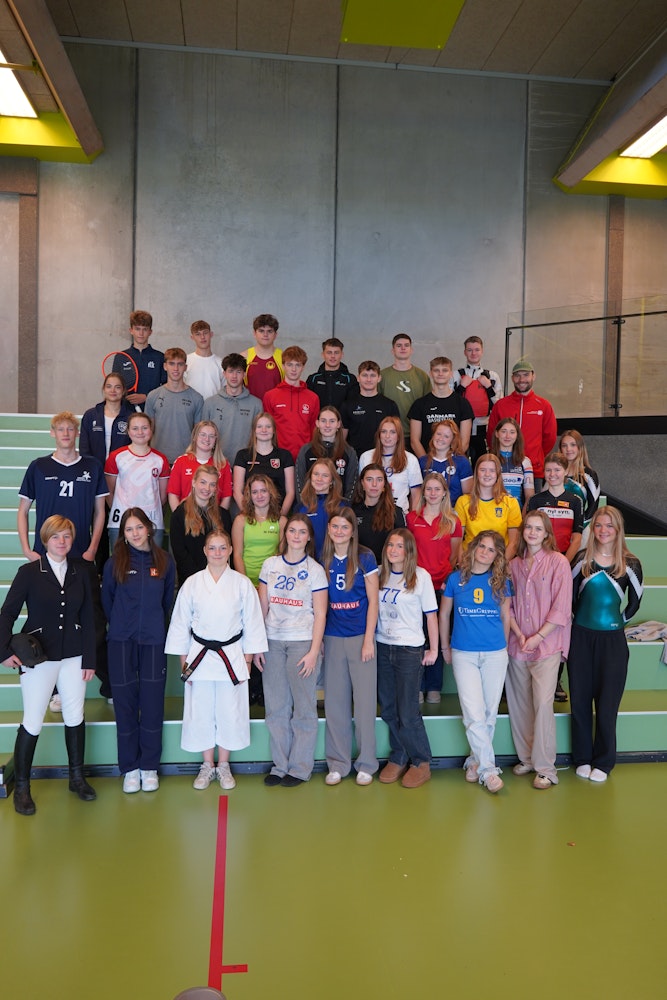 Fællesbillede af alle TeamDanmark og eliteidrætseleverne med deres idrætstøj på