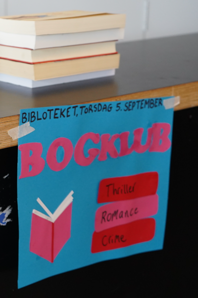 Billede af to stak bøger, der reklamere for bogklubben