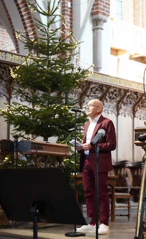 Billede af Claus Niller der holder tale til juleafslutning 2024 i domkirken