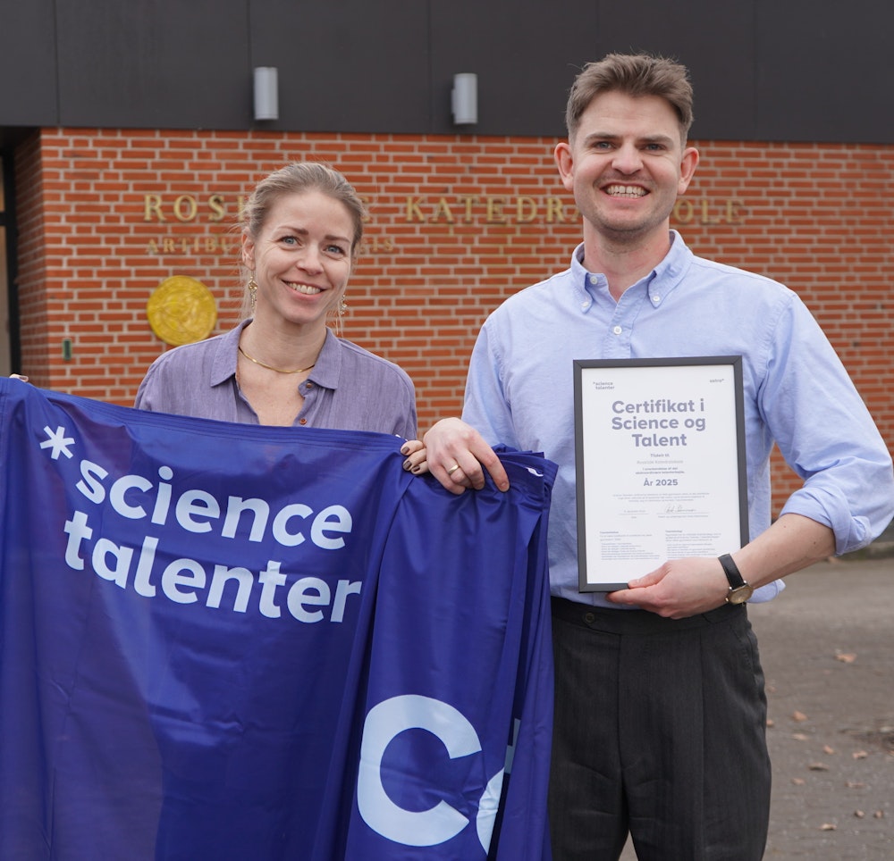 Billede af vores to talentvejledere der holder Scince Talent sertifikatet 2025