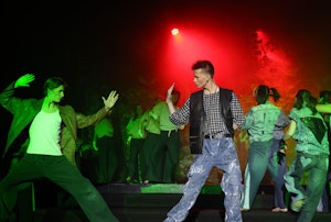Billede fra musicalen 2025 med skuespillere og dansere på scenen
