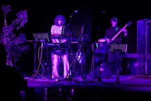To musik-elever på scenen til forårskoncert 2025, der spiller keyboard og guitar