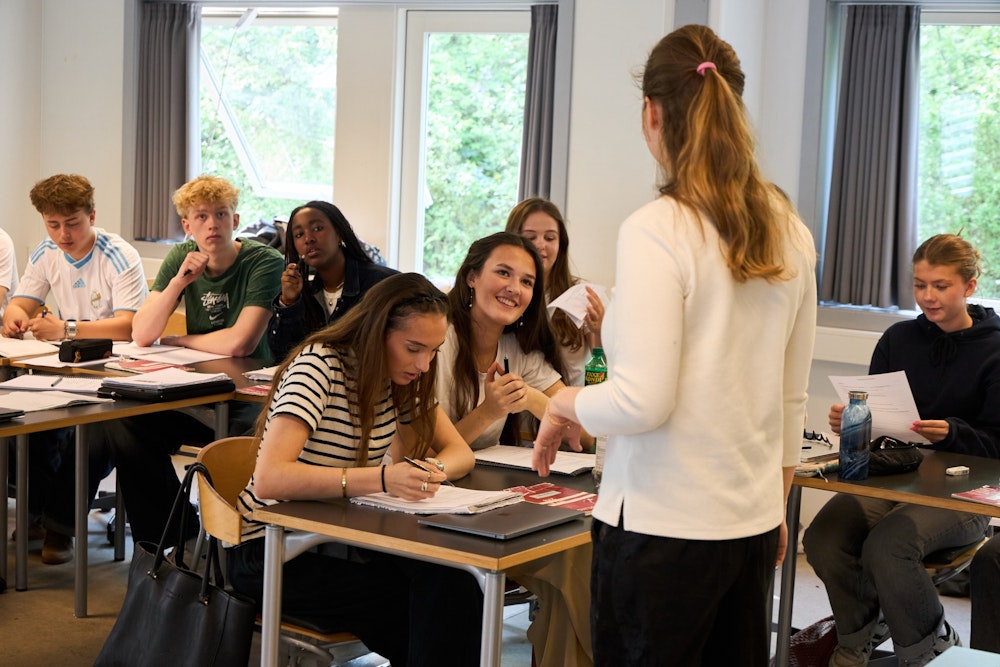 Elever i klasseværelse laver matematik