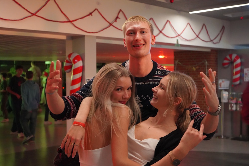 Tre elever til julefest i et fælleskram
