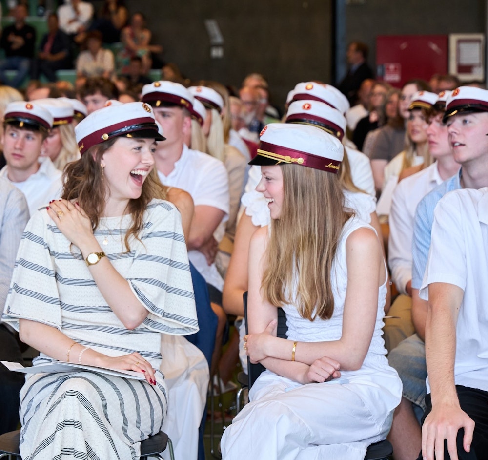 To studenter fra årgang 24-25 der griner