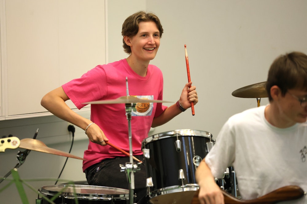 Musik elev der spiller trommer