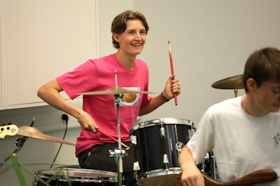 Musik elev der spiller trommer