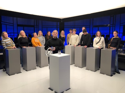 Elever står i i studiet, hvor tv-programmet Debatten bliver optaget