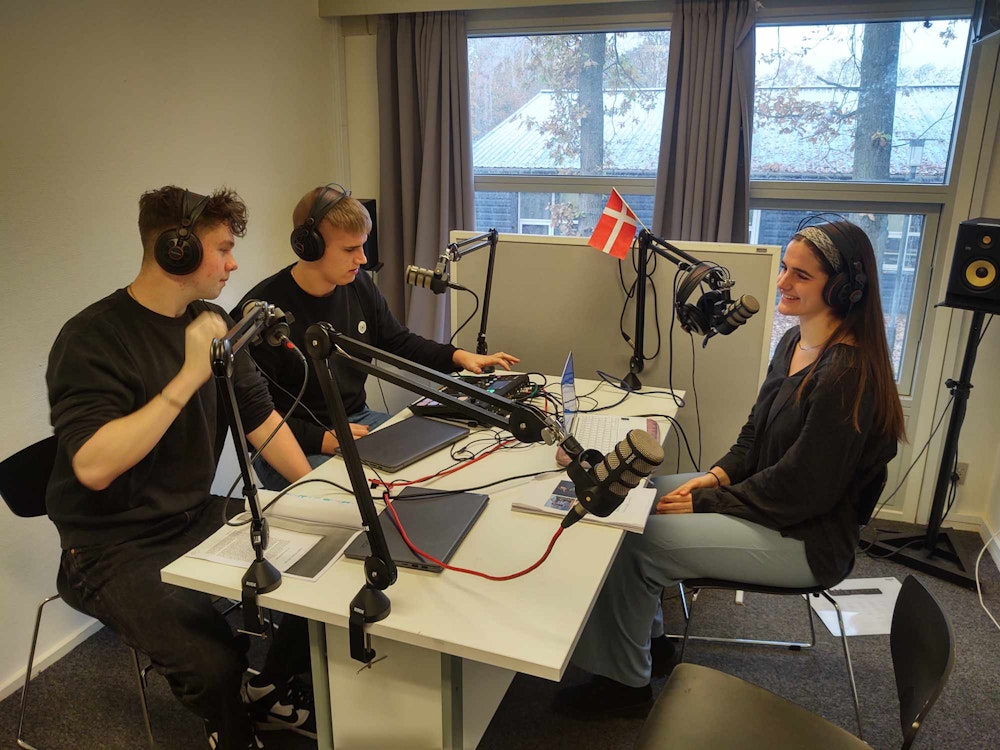 Tre elever indspiller podcast i skolens podcaststudie