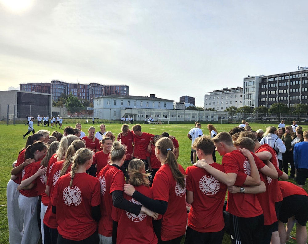 Idrætselever holder om hinanden under idrætsturnering ved Københavns Universitet