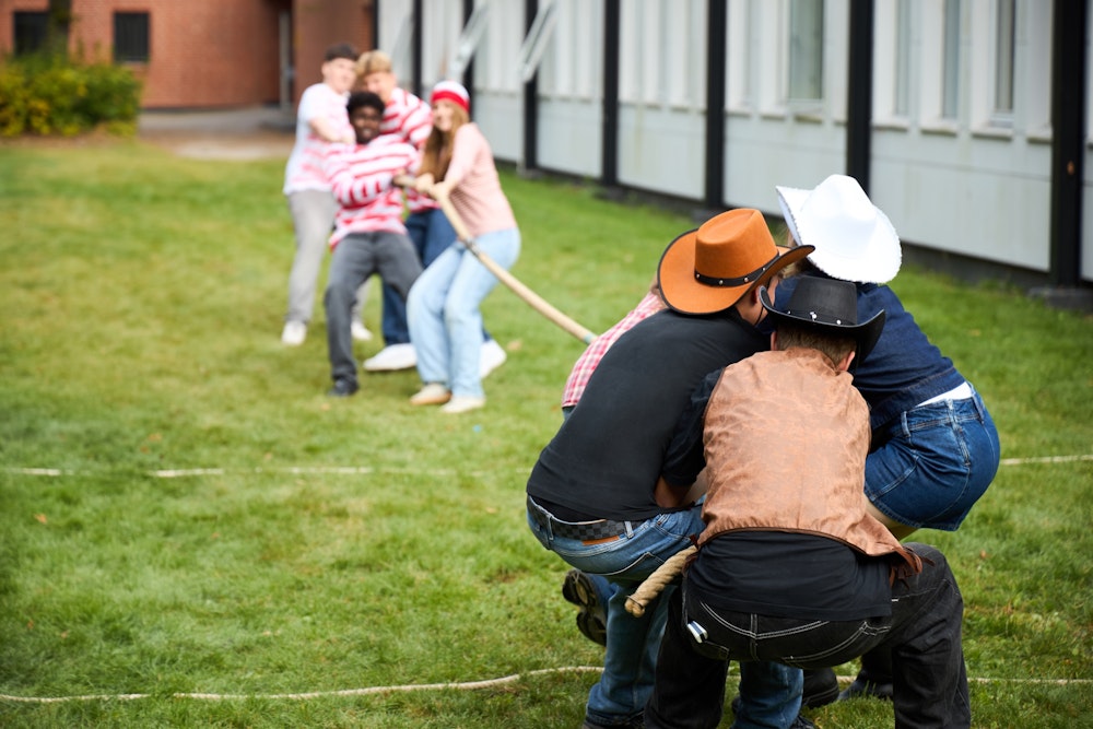 Billede af udklædte elever som laver tovtrækning til aktivitetsdag