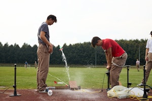 billede af udklædte elever som skyder med vandrakketer til aktivitetsdag