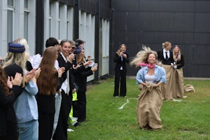 billede af udklædte elever som laver sækkevædeløbtil aktivitetsdag