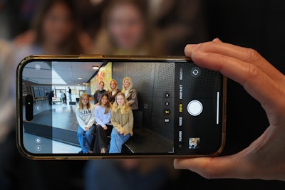 Billede af en iphone som tager billede af SoMe-udvalget