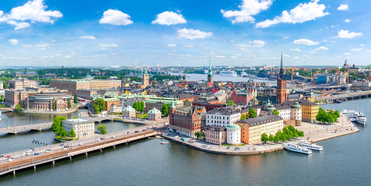 Vy över ett blomstrande Stockholm. Riddarfjärden, stadshuset och Midagon Sveriges kontor i bild.